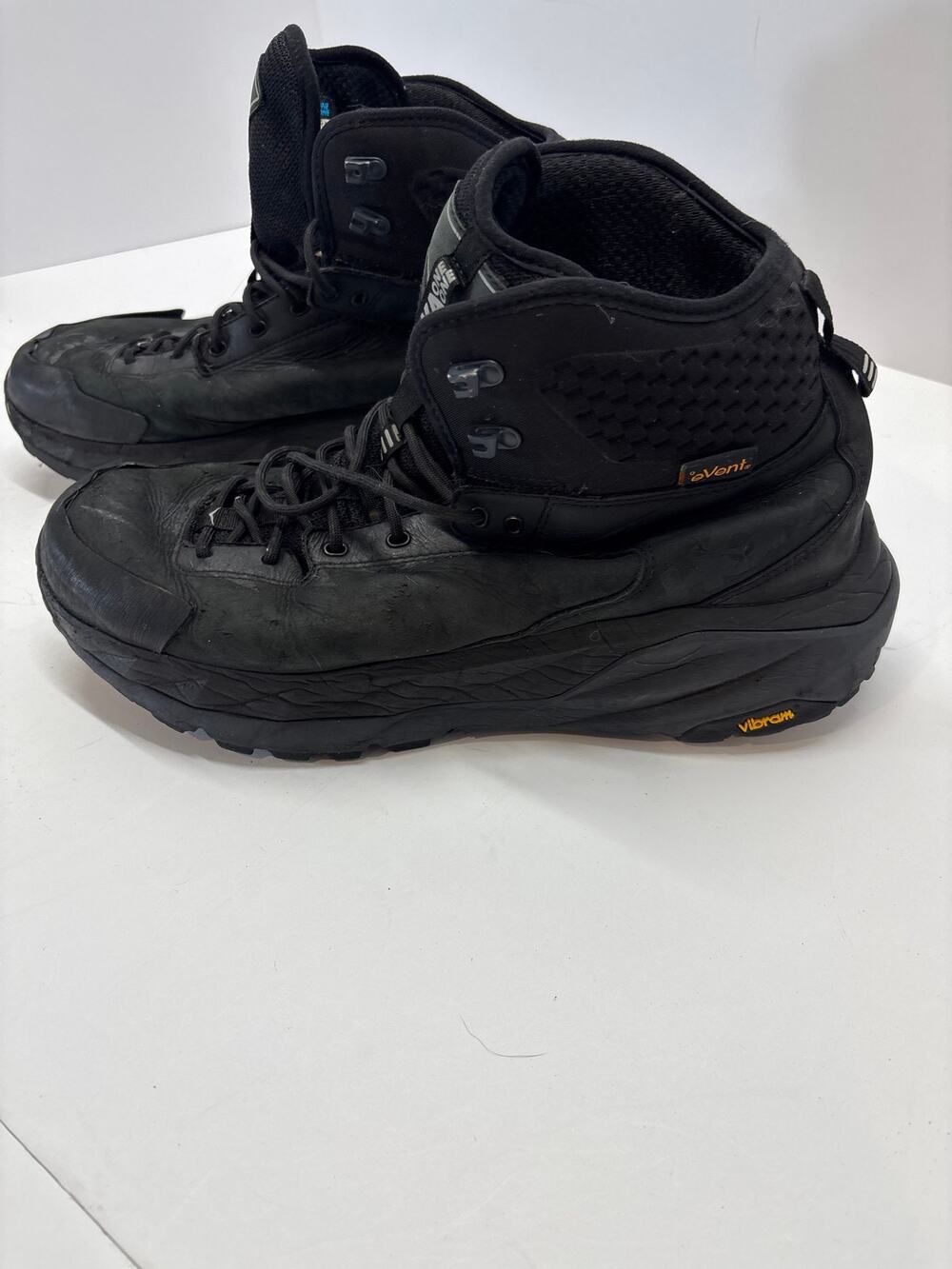 HOKA ONE ONE Sky Kaha High men’s hiking boots in the Black/Phantom colorway.